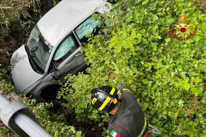 Auto finisce in una scarpata a Luino, un morto e tre feriti gravi