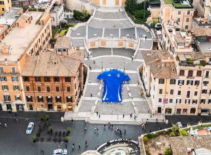 Euro 2024: febbre azzurra, maglia gigante a piazza di Spagna