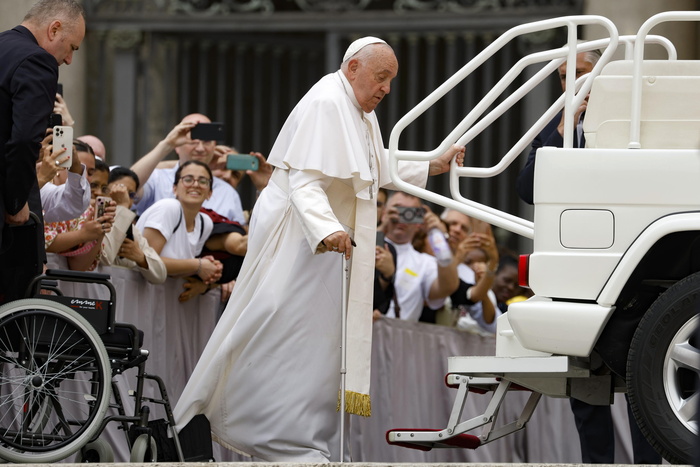 Pope encourages pro-lifers, go forward with courage