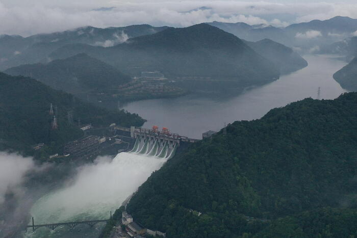 Crolla un ponte in Cina, oltre 30 dispersi e 11 morti accertati