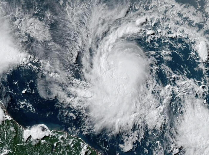 Uragano Beryl verso le Barbados, chiusi gli aeroporti nei Caraibi