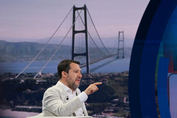Salvini rules out calling Strait Bridge after Berlusconi