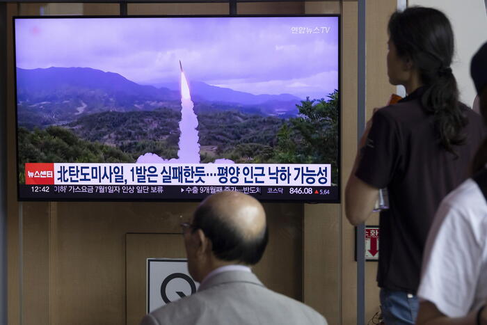 La Corea Nord annuncia un 'test di missile con supertestata'. Per Seul è fallito