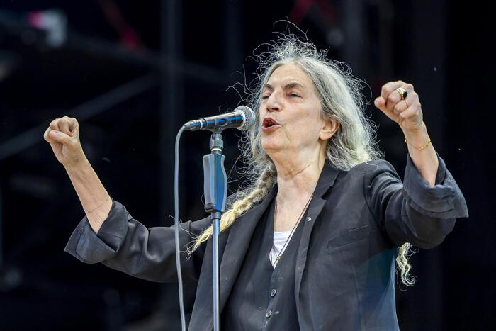 Patti Smith sviene e cade a terra durante esibizione in Brasile