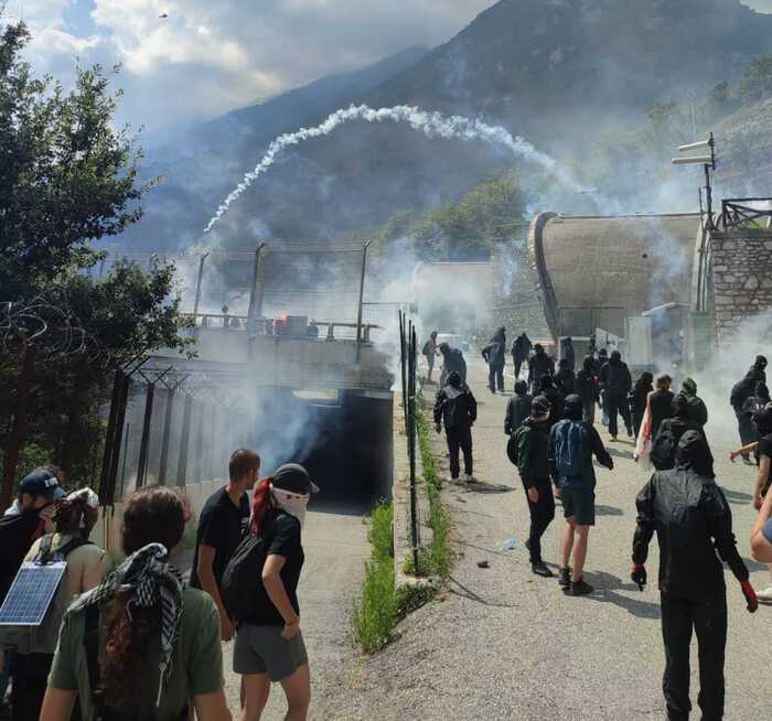 Protestors launch assault on TAV worksite