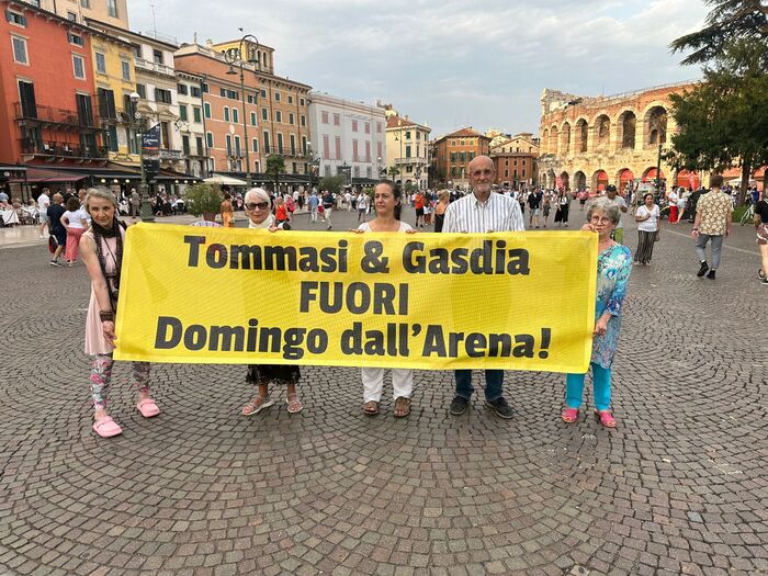 Domingo i Verona arrangerade en protest ”utanför torget” – Nyheter