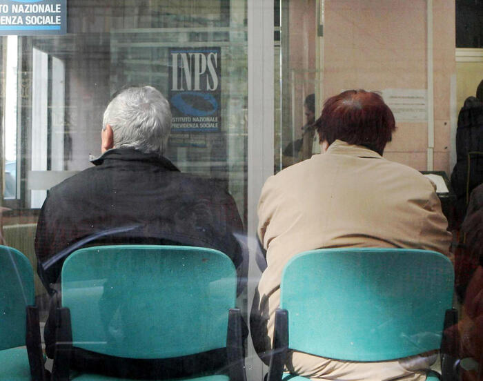 Pensioni minime oltre 621 euro, governo al lavoro. Incentivi per chi rinvia l'uscita