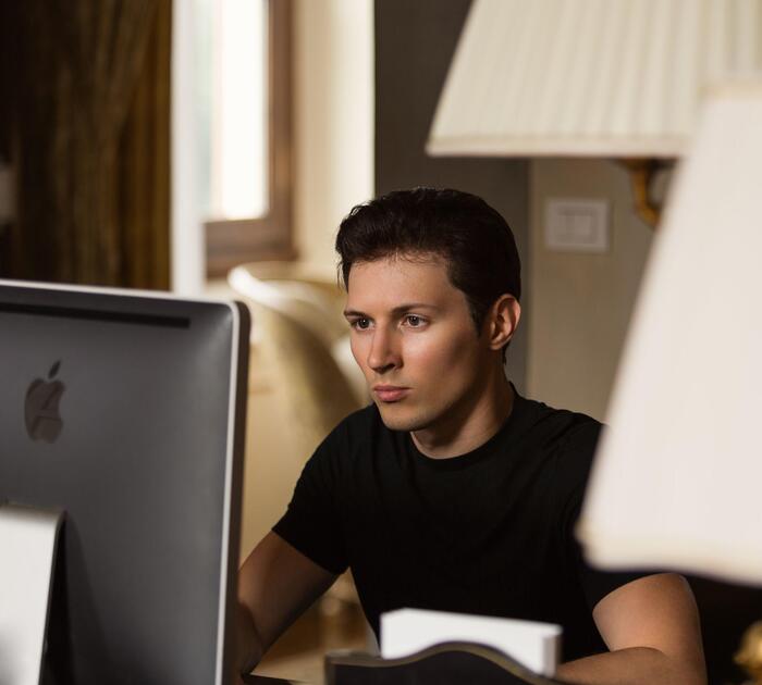 Durov em tribunal após o fim do período sob custódia policial e possibilidade de ser indiciado – Europa