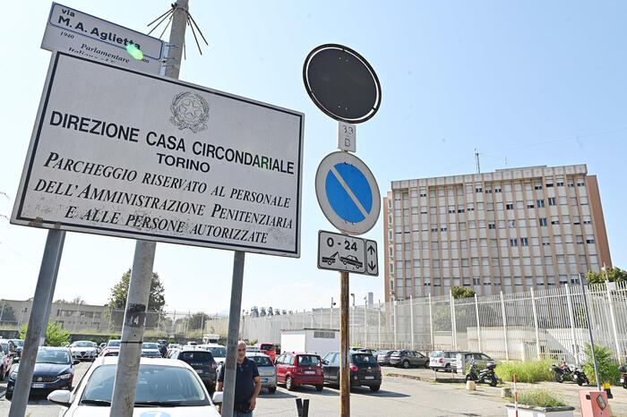 Carceri Osapp A Torino Detenuto Ferisce Agente Con Una Lama Notizie