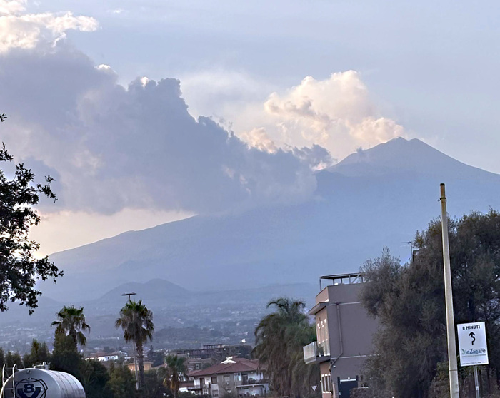 Etna gushes volcanic lava, 10-km-high cloud