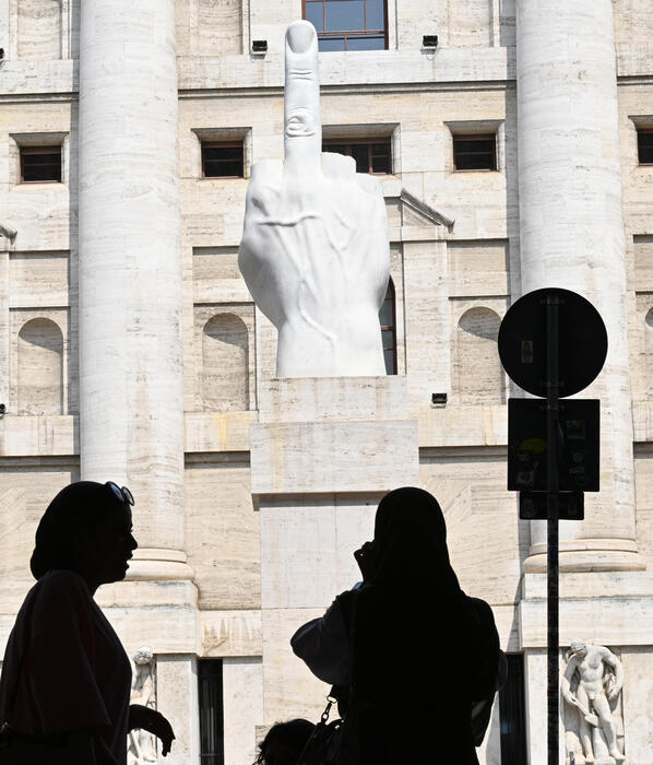 Borsa: Milano apre poco mossa (-0,02%)