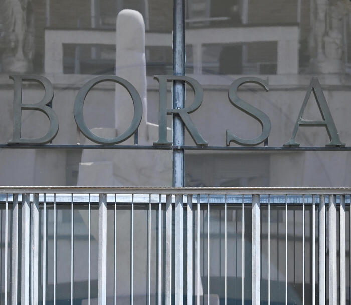 Borsa: Milano pesante con le banche e Moncler, corre Tenaris