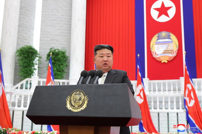 Kim, 'rafforzare senza limitazioni le forze nucleari'