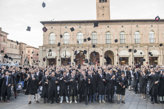 Italian female college graduates earn half the income of men