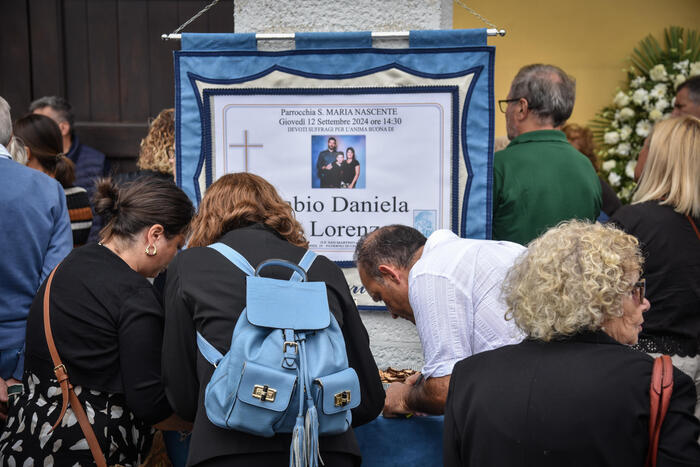 In migliaia ai funerali della famiglia uccisa nel Milanese – Notizie – Ansa.it