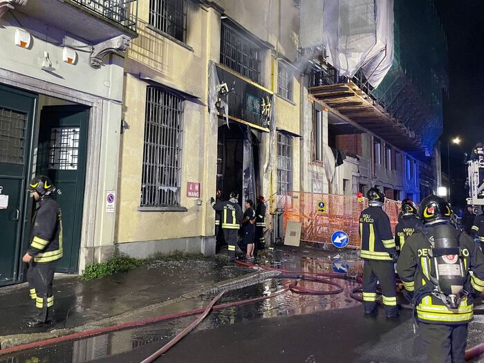 Incendio in un emporio cinese a Milano, tre morti