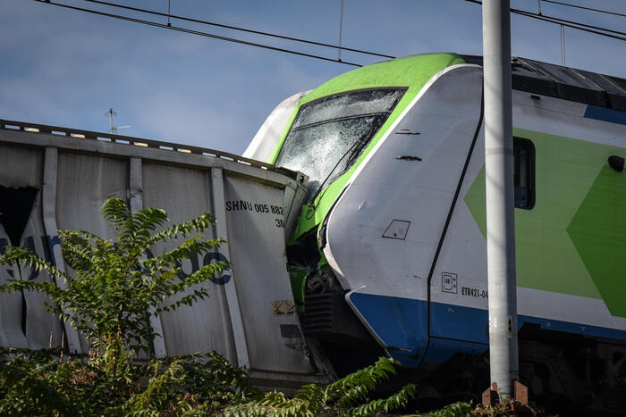 Treno esce dai binari a Milano, tre feriti – Notizie – Ansa.it