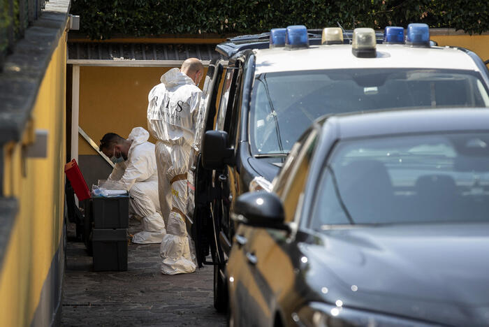 I carabinieri nel giardino dei neonati sepolti, si scava ancora – Notizie – Ansa.it