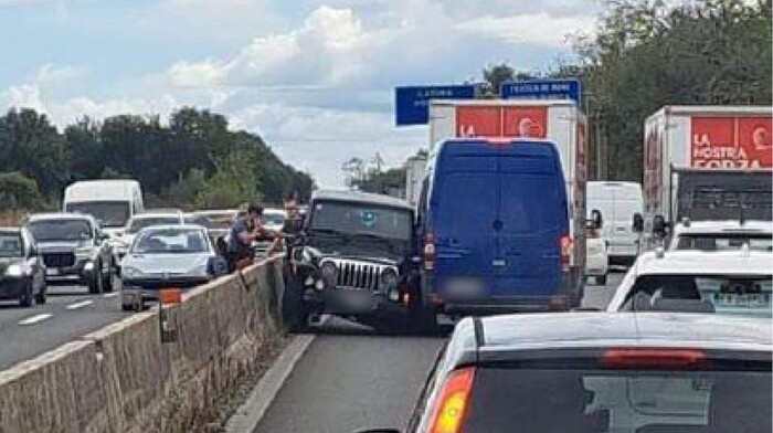 Contromano per 17 km sulla Pontina con un’auto rubata – Notizie – Ansa.it