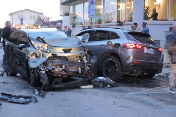 Auto investe sette pedoni, due ragazze morte a Lido di Camaiore – Notizie – Ansa.it