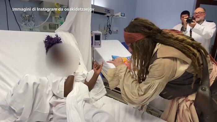 Johnny Deep “Jack Sparrow” incontra i bambini dell’ospedale universitario di Donostia, in Spagna – Spettacolo – Ansa.it