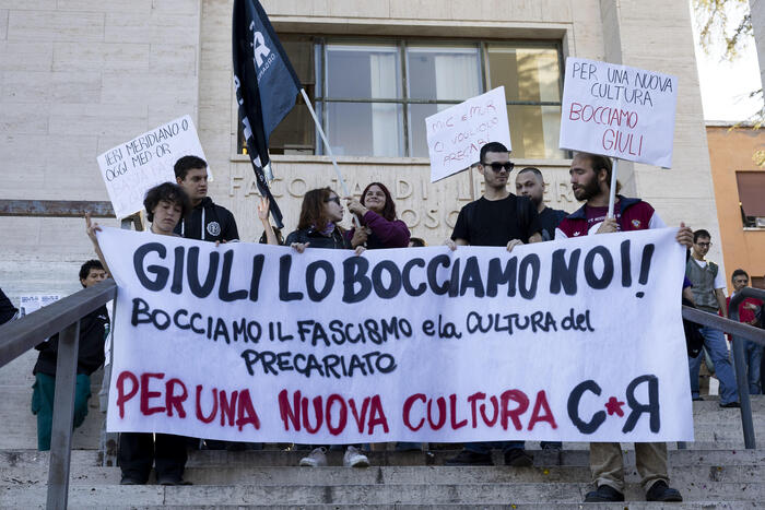 Ultimo esame universitario per Giuli. Protesta contro il ministro – Notizie – Ansa.it