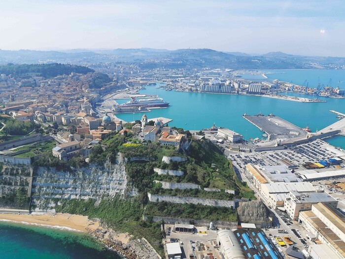 Adriatico. Mare d'inverno in un libro di 38 autori