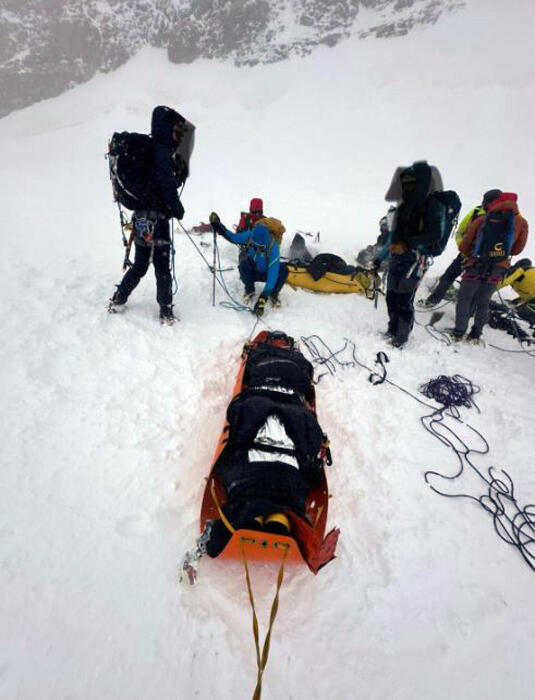 Crolla cornicione di neve Castore (Monte Rosa), morto uno degli otto alpinisti coinvolti – Notizie – Ansa.it