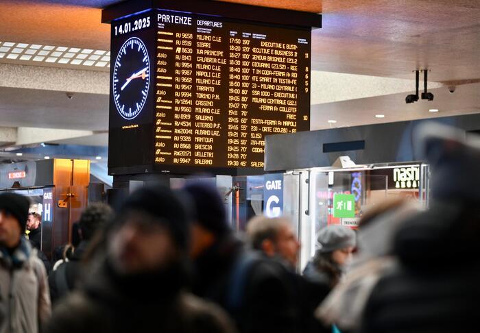 Salvini contrattacca sui treni, lite con le opposizioni