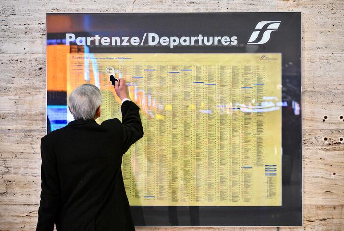 Treni, nuova giornata nera: disagi dal Sud a Roma Termini