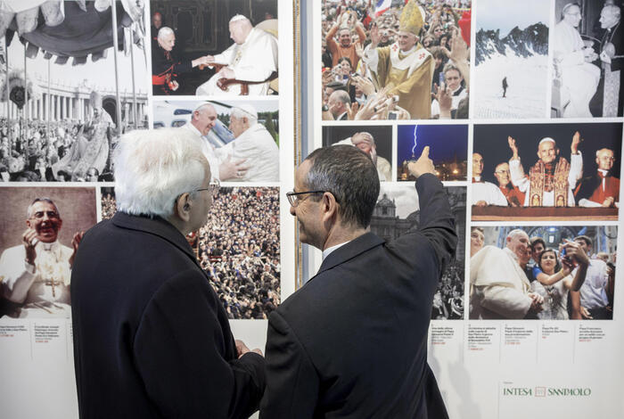 Mattarella alla mostra dell'ANSA, foto di grande impatto