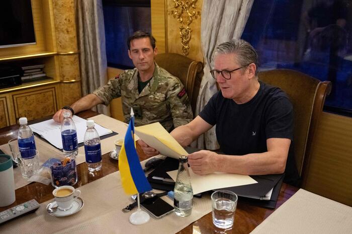 Ucraina: sirene antiaeree, esplosioni a Kiev durante la visita di Starmer e Crosetto