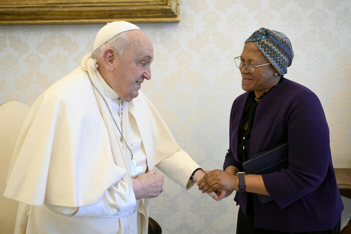 Papa Francesco caduto a Santa Marta, contusione all'avambraccio