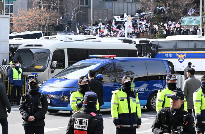 Il presidente sudcoreano Yoon in tribunale per l'udienza di arresto