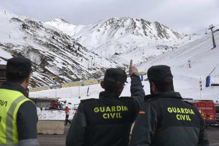 Crolla una seggiovia ad Astún sui Pirenei, 10 in ospedale