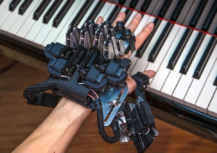 Un esoscheletro per la mano allena i pianisti a virtuosismi impossibili   VIDEO