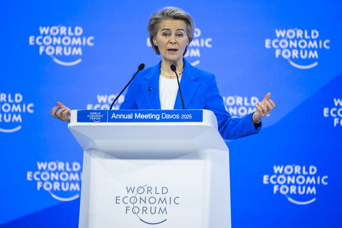 Von der Leyen: 'Pronti a negoziare con Trump sul commercio. L'accordo di Parigi miglior speranza per l'umanità'