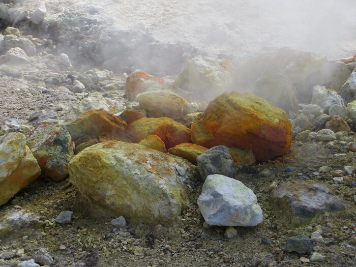 Nei Campi Flegrei più zolfo dal 2018, spia del magma in risalita