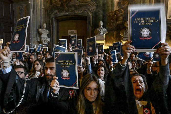 Tajani,toghe che sventolano Costituzione piuttosto la studino