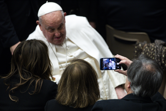 Il Papa, 'difendere libertà stampa ed espressione pensiero'