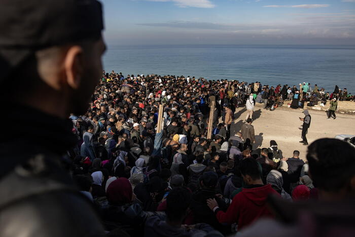 Palestinesi sfollati cominciano a tornare al nord di Gaza