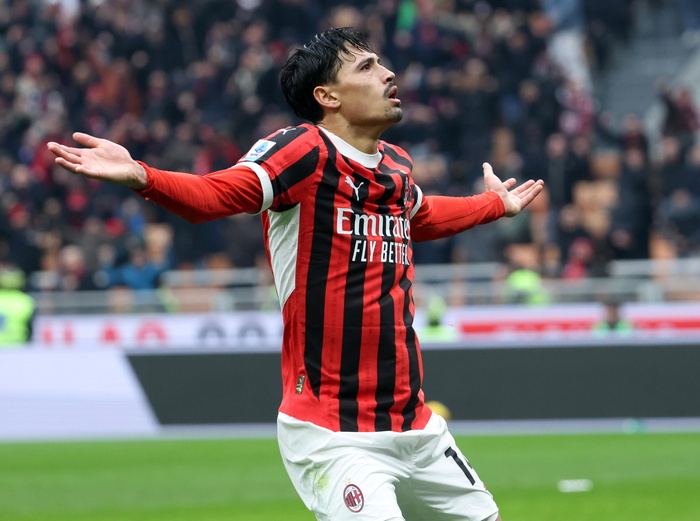 Soccer: Milan sink Parma with stoppage-time goals