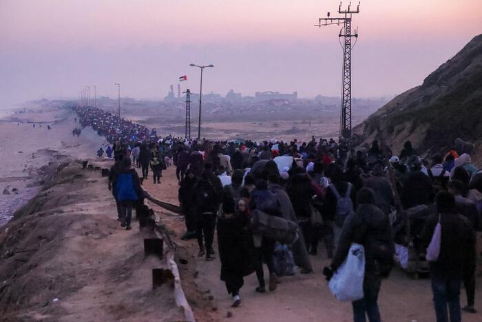 Un fiume di sfollati torna nel nord di Gaza in macerie