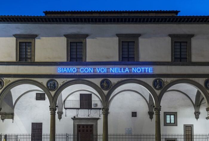 Opera luminosa di Claire Fontaine in piazza Verdi a Bologna