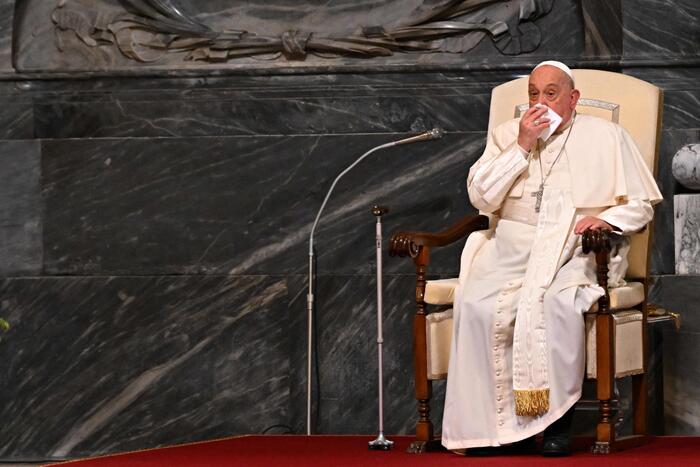 Papa Francesco: 'Sono brutte le suore con la faccia d'aceto'