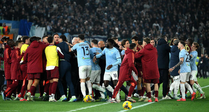 Serie A: il derby è della Roma, Lazio battuta 2-0. Rissa nel finale