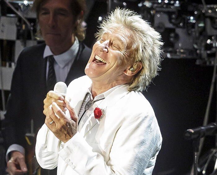 Sir Rod Stewart spegne 80 candeline in forma clamorosa