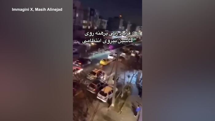 Iran, una donna protesta contro il regime: si spoglia e sale sopra l'auto della polizia