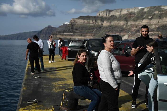 Sciame sismico a Santorini, turisti e stagionali lasciano l'isola