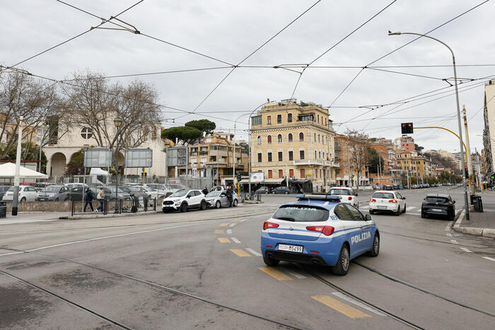 Caccia ai due uomini che hanno accoltellato il 15enne a Roma